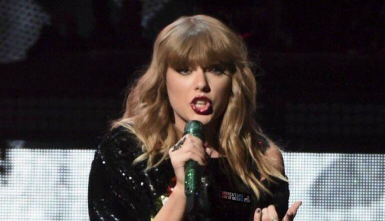 Taylor Swift Had Two Fans Ejected For Singing the National Anthem At Her Show